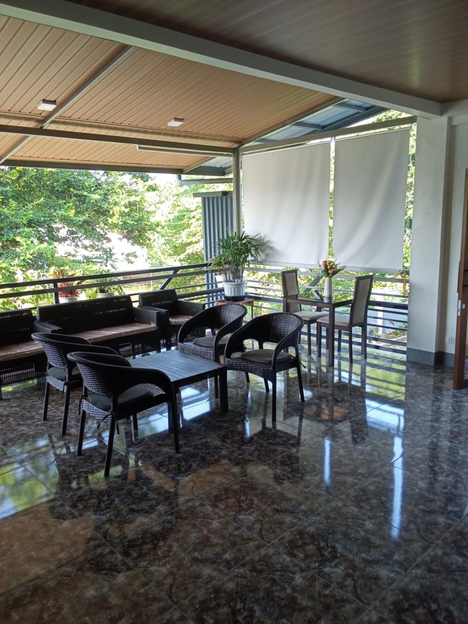 Restaurant/places to eat, Seating area