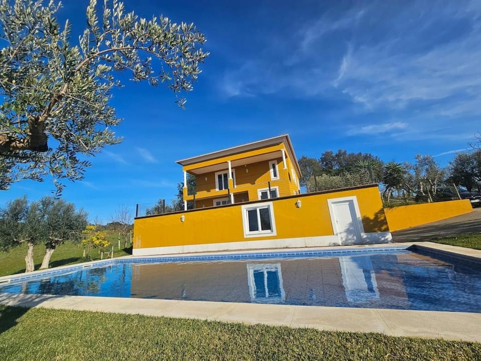 Property building, Day, Pool view, Swimming pool