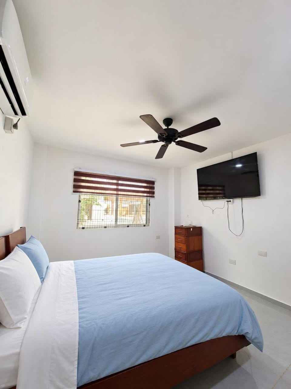 Bed, TV and multimedia, Photo of the whole room, air conditioner