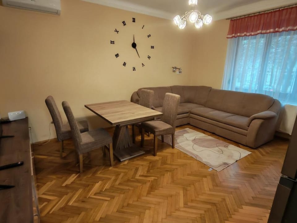 Trumpet - Renovated Downtown 1BR, Free Parking Apartment in Hungary