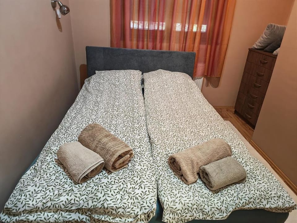 Trumpet - Renovated Downtown 1BR, Free Parking Apartment in Hungary