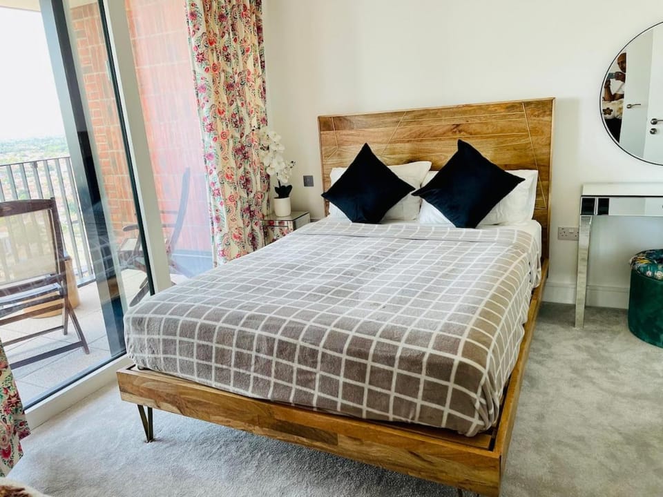 STUNNING 3 Double Bedroom Penthouse on 22nd Floor Apartment in Southall