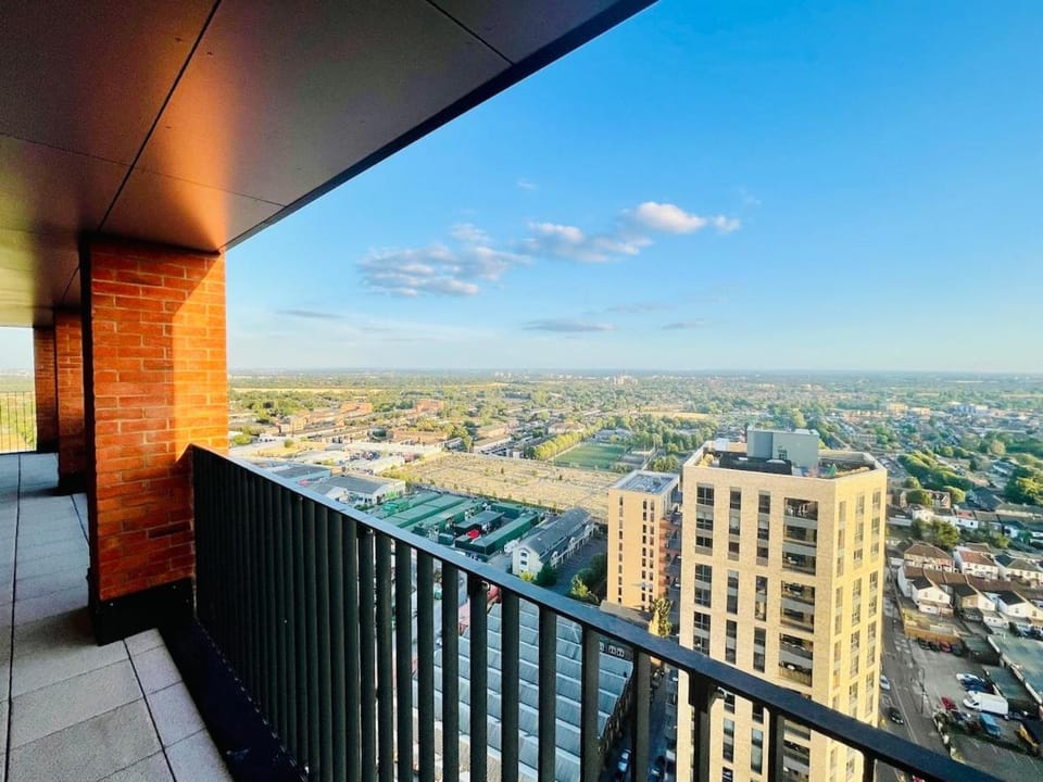 STUNNING 3 Double Bedroom Penthouse on 22nd Floor Apartment in Southall