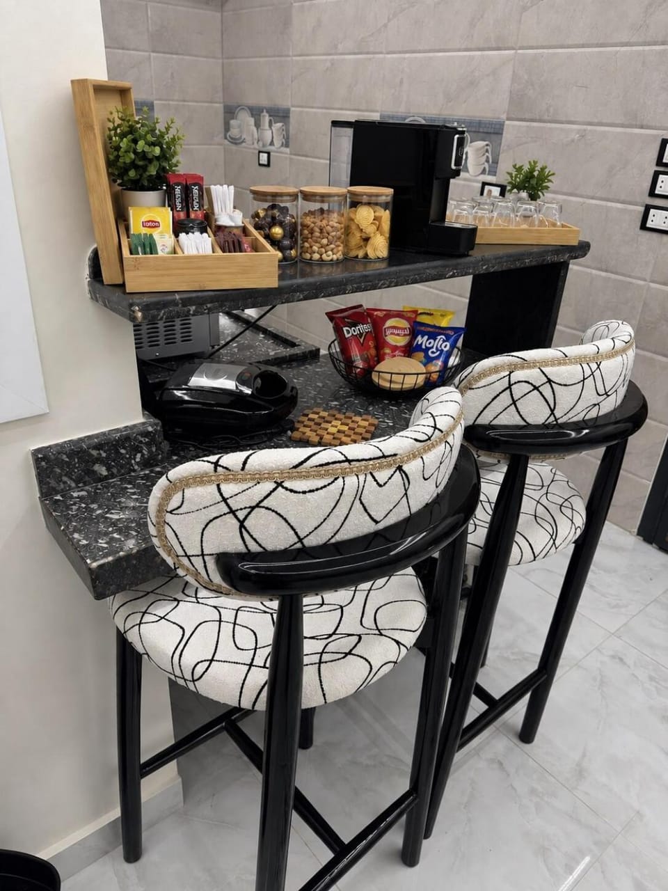 Kitchen or kitchenette, Food and drinks, Seating area, Dining area, Food, minibar