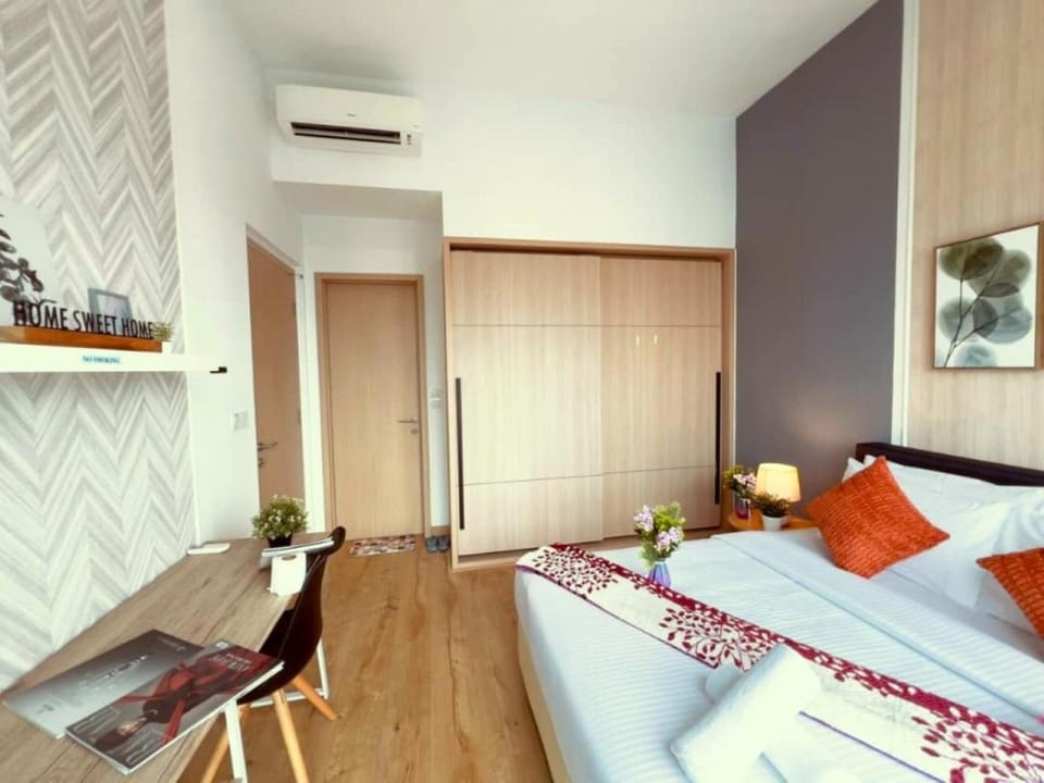 Bed, Living room, Photo of the whole room, Seating area, Bedroom, wardrobe, air conditioner