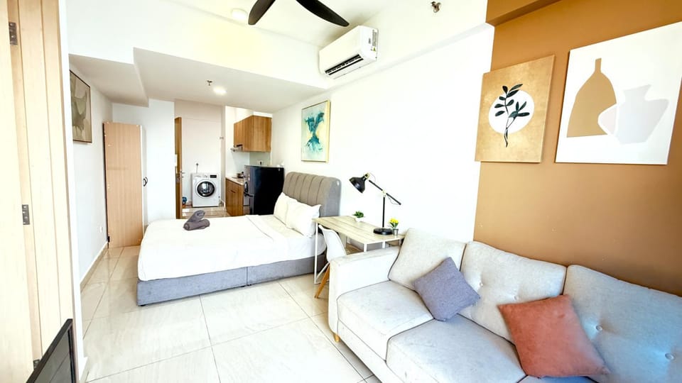 Bed, TV and multimedia, Photo of the whole room, Seating area, Bedroom, air conditioner