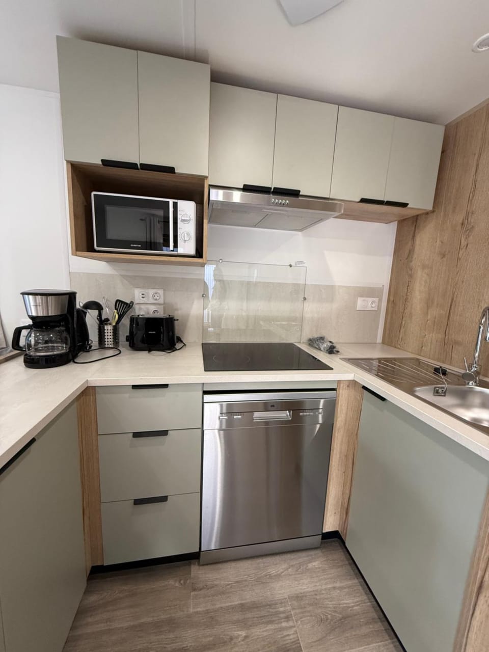Coffee/tea facilities, Kitchen or kitchenette, dishwasher, stove, toaster