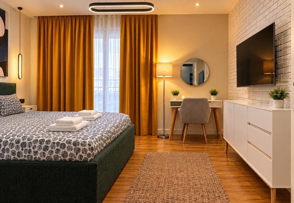 Bed, TV and multimedia, Photo of the whole room, Bedroom, towels