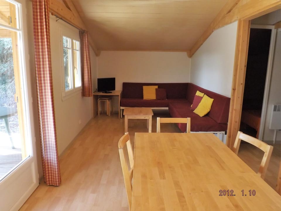 Les chalets du Relais d'Aguilar Campground/ 
RV Resort in Occitanie