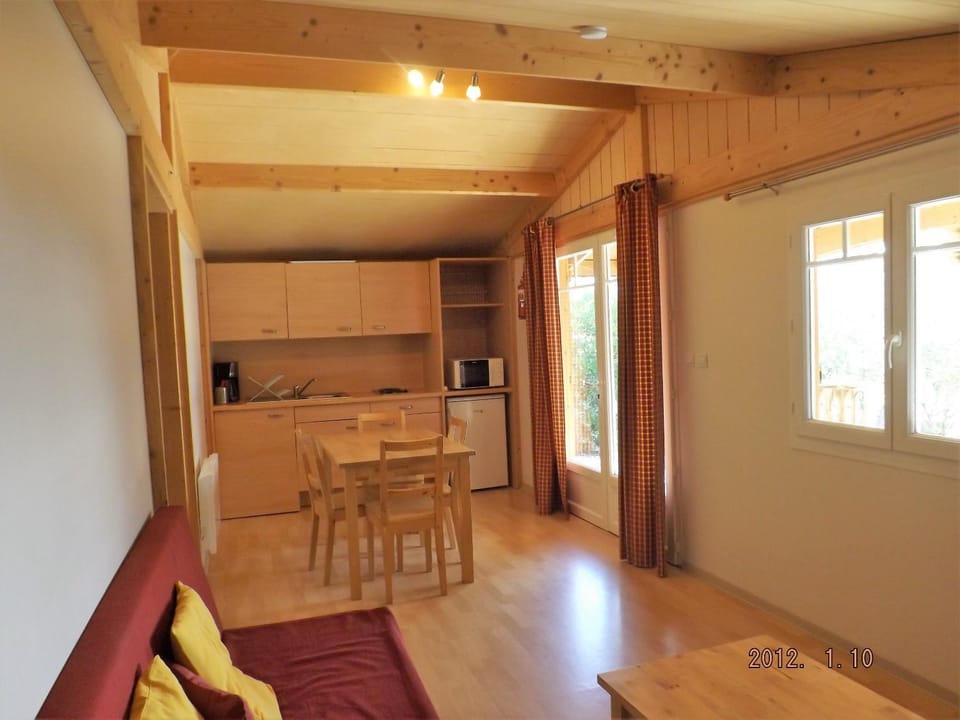 Les chalets du Relais d'Aguilar Campground/ 
RV Resort in Occitanie