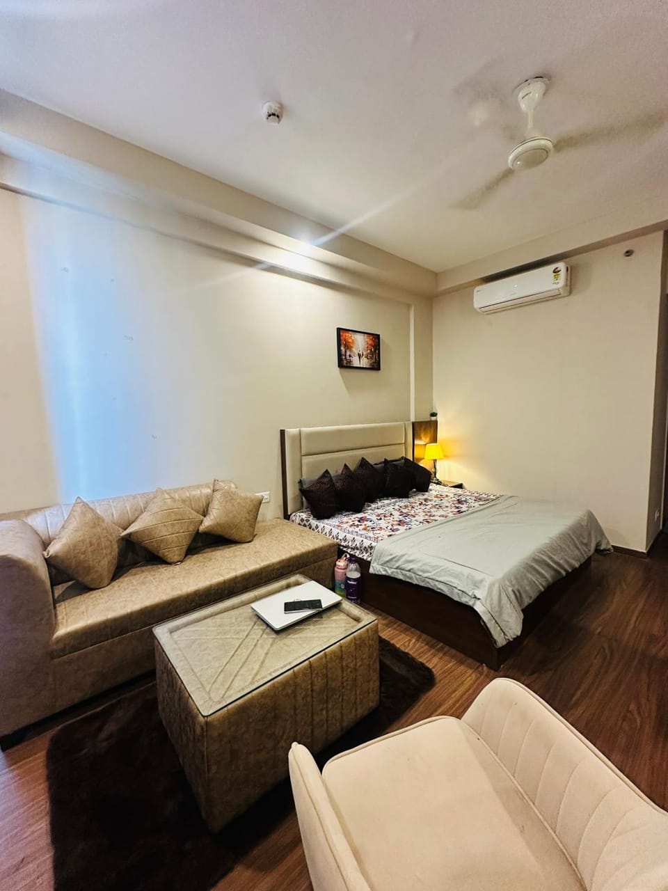 Velora Stayss Near ExpoMart Greater Noida Apartment in Uttar Pradesh