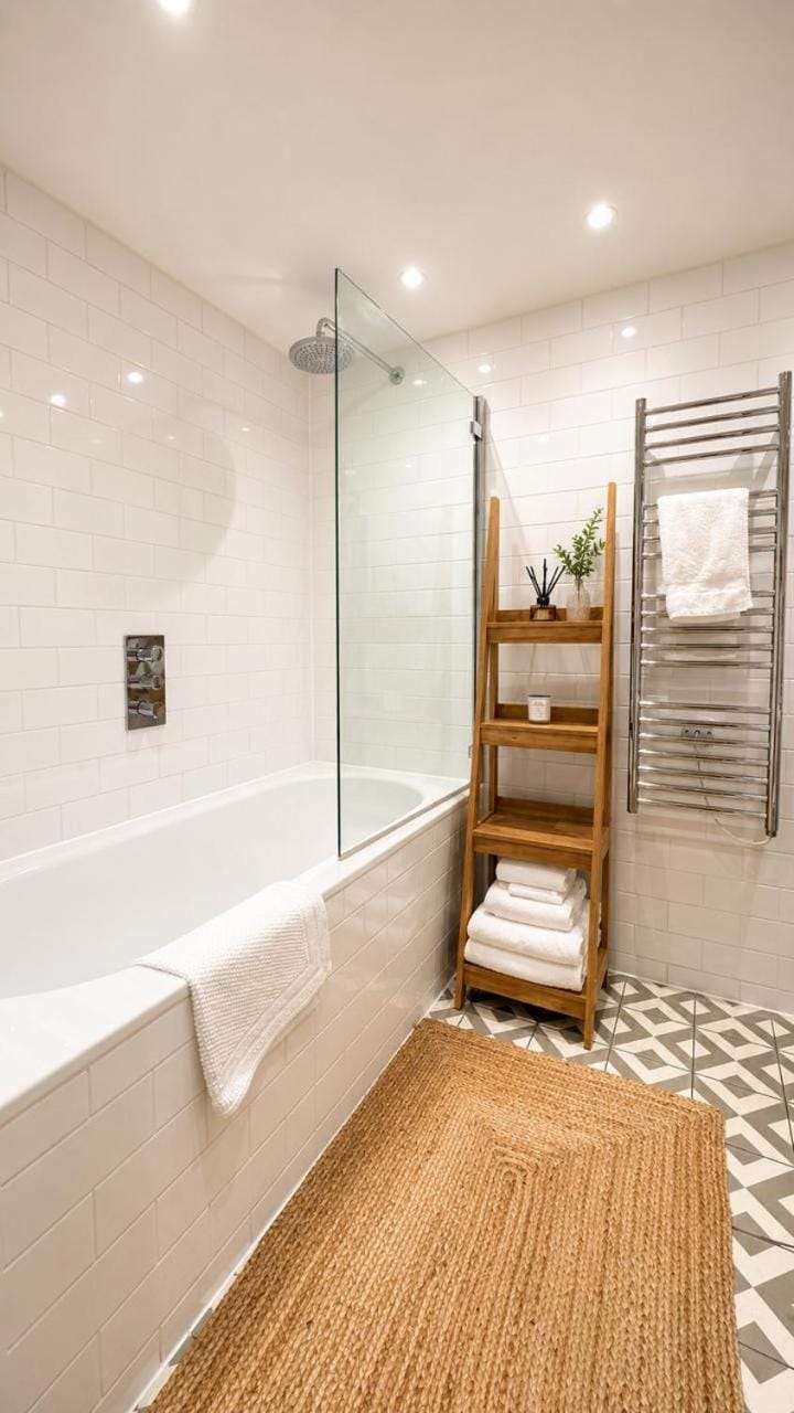 Chic 2 Bedroom Kensington and Chelsea Retreat with Private Patio Apartment in City of Westminster