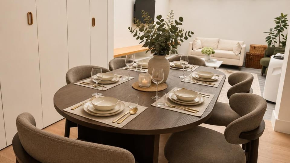 Chic 2 Bedroom Kensington and Chelsea Retreat with Private Patio Apartment in City of Westminster