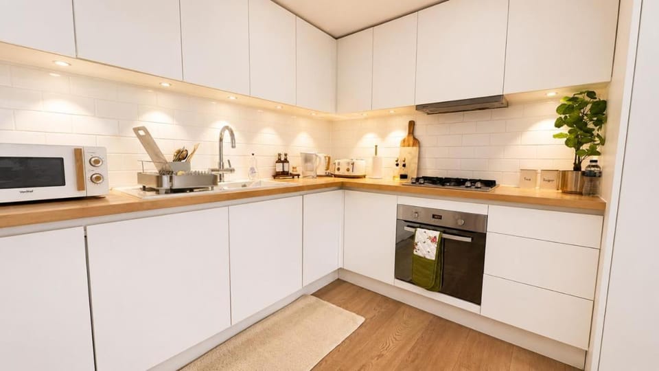 Chic 2 Bedroom Kensington and Chelsea Retreat with Private Patio Apartment in City of Westminster