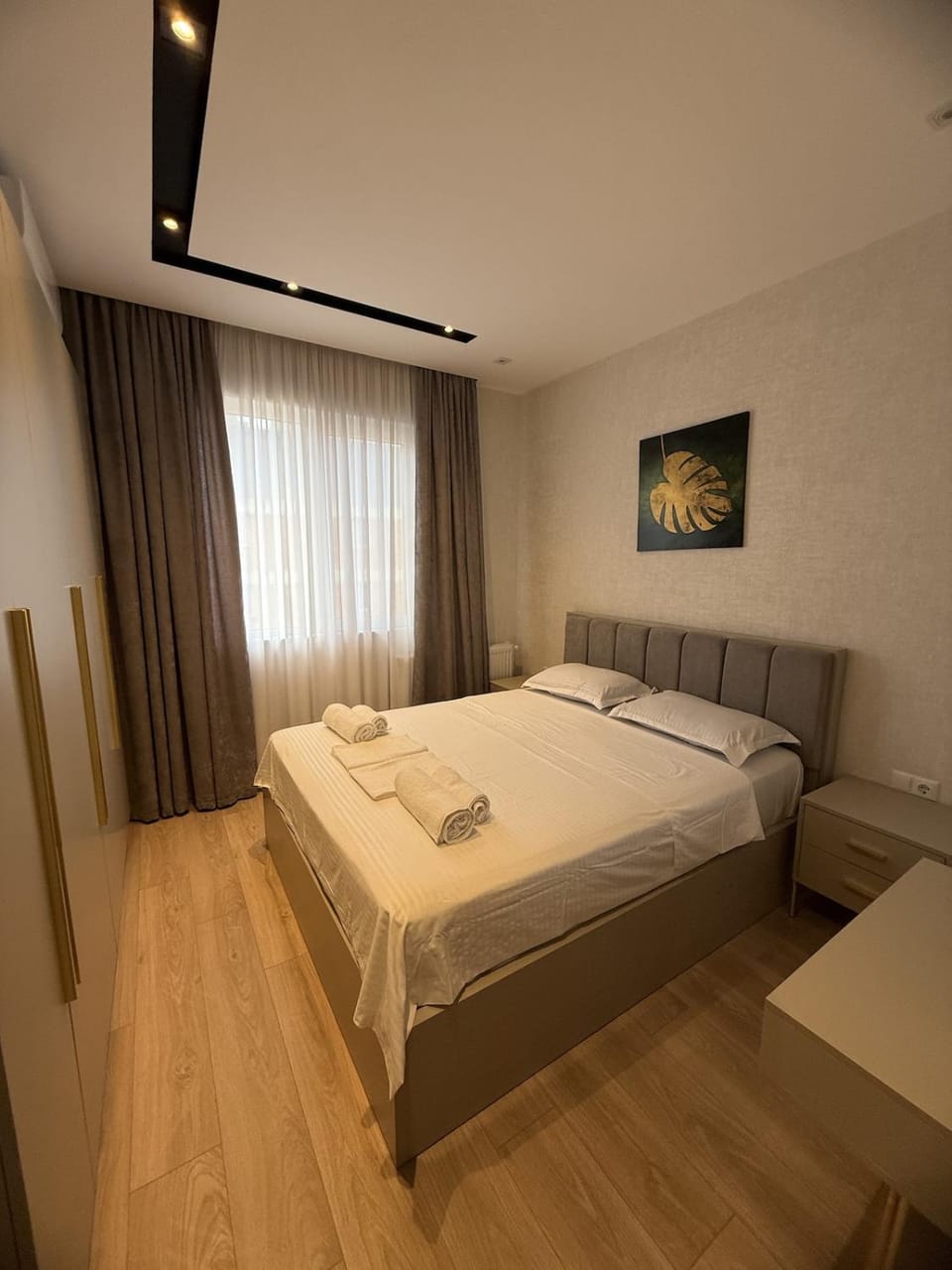 Photo of the whole room, Bedroom, towels