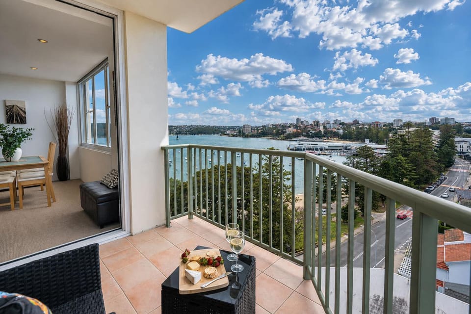 Skyview Manly l 3BR Harbour & Ocean Views Balcony Apartment in Manly