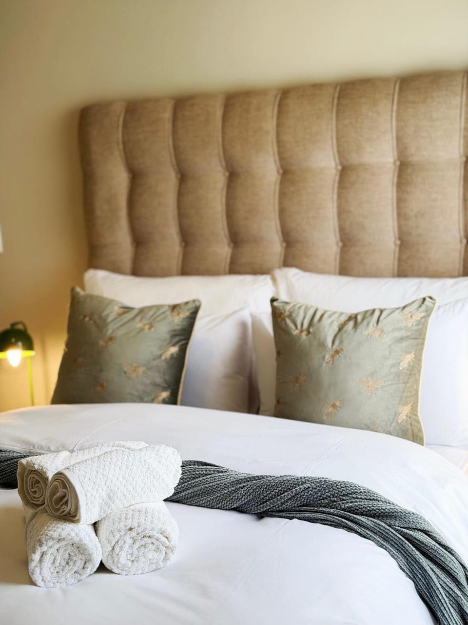 Bed, Bedroom, towels