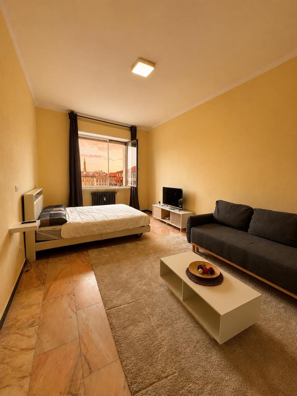 Bed, TV and multimedia, Bedroom