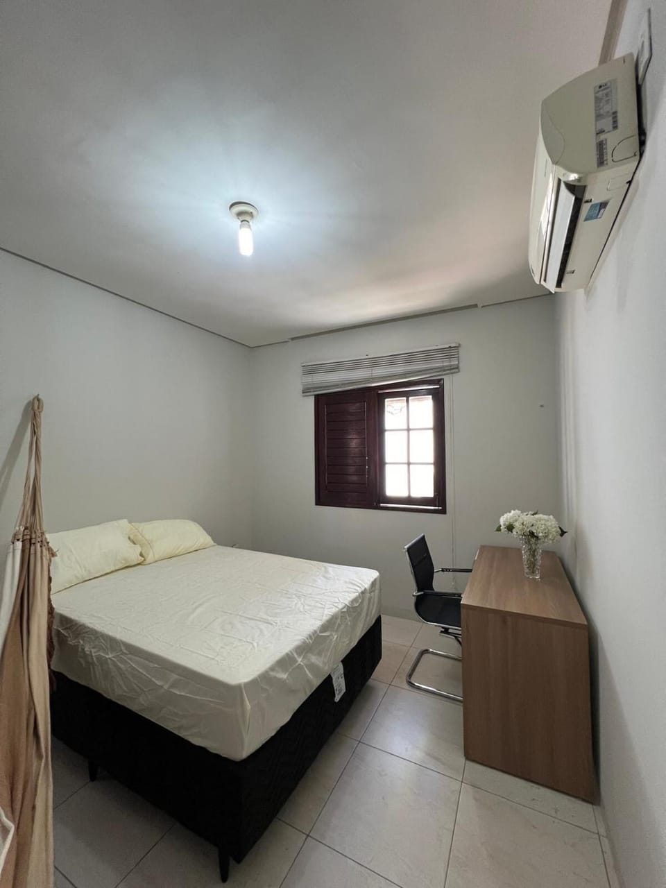 Photo of the whole room, Bedroom, air conditioner