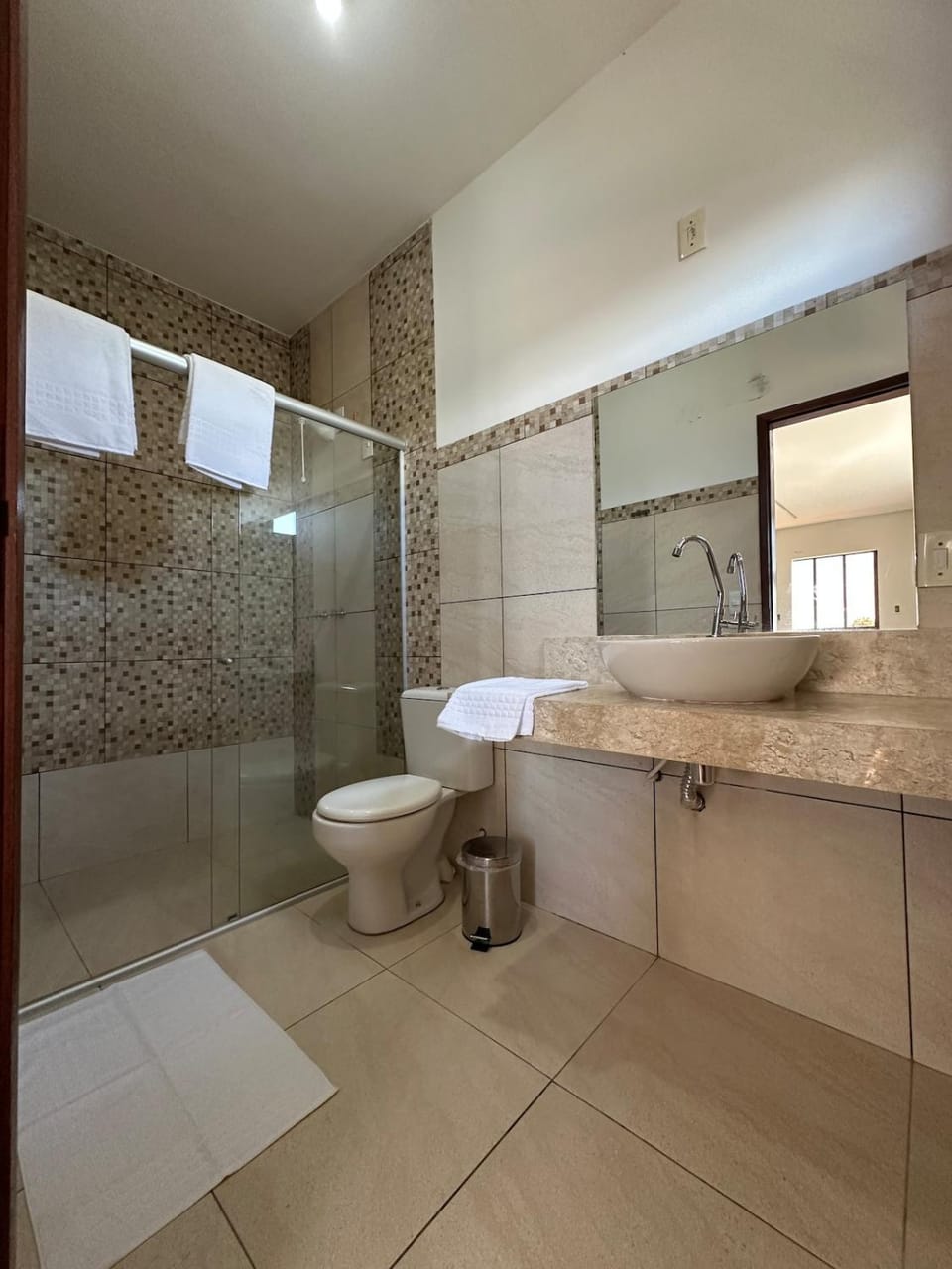 Shower, Toilet, Bathroom, towels
