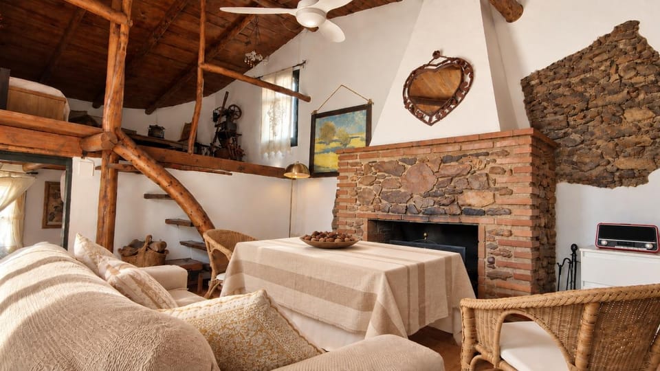 TV and multimedia, Living room, Seating area, fireplace