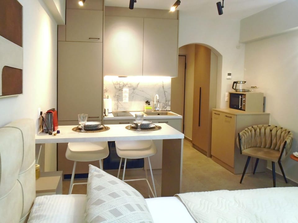 Coffee/tea facilities, Kitchen or kitchenette, Photo of the whole room, Dining area, stove