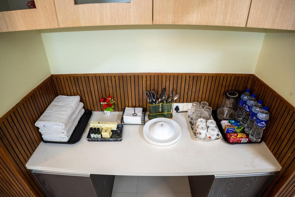 Coffee/tea facilities, Food and drinks, Food