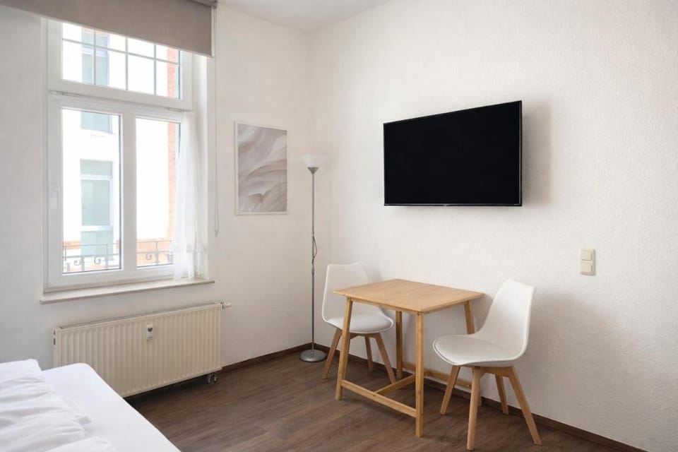 Communal lounge/ TV room, Bed, TV and multimedia, Photo of the whole room, Dining area, Evening entertainment, Bedroom