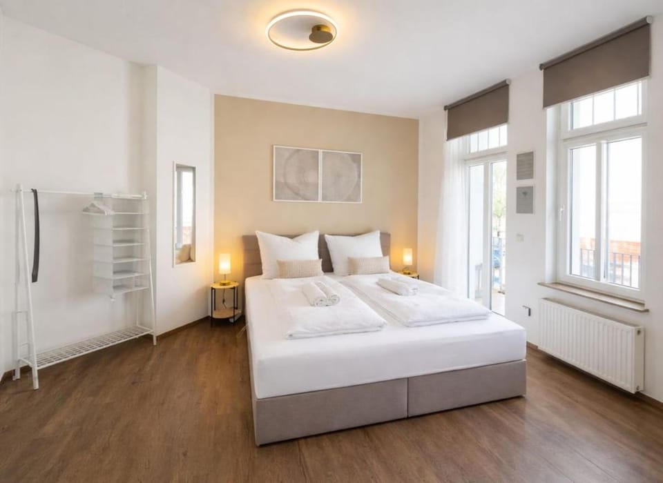 Bed, Photo of the whole room, Bedroom, internet, wardrobe