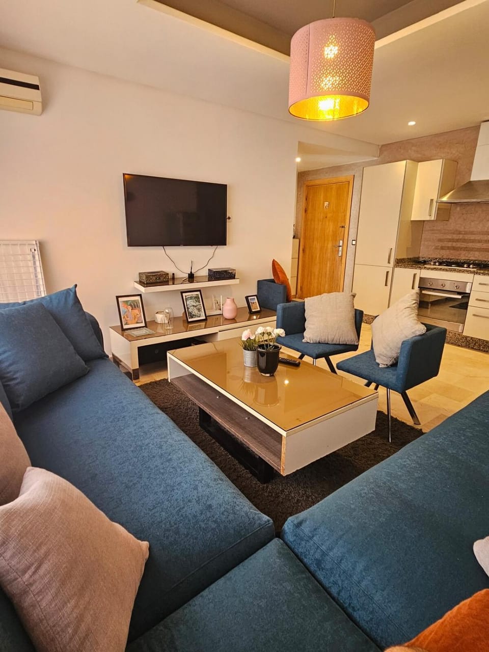 TV and multimedia, Living room, Seating area, Dining area, air conditioner