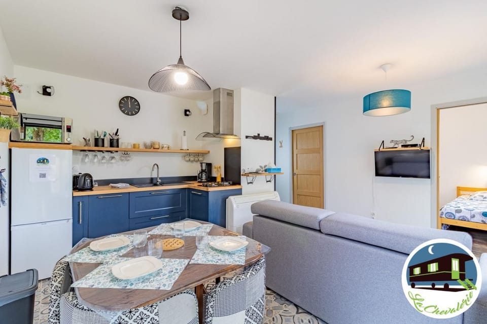 Kitchen or kitchenette, Dining area, dishwasher, oven, stove, toaster