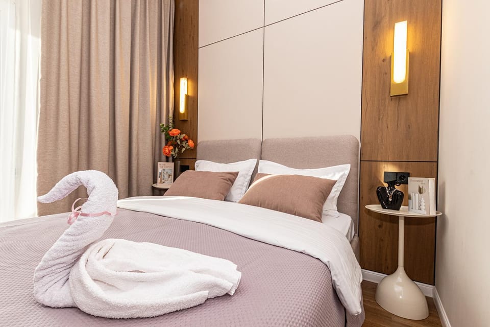 Bed, Bedroom, towels