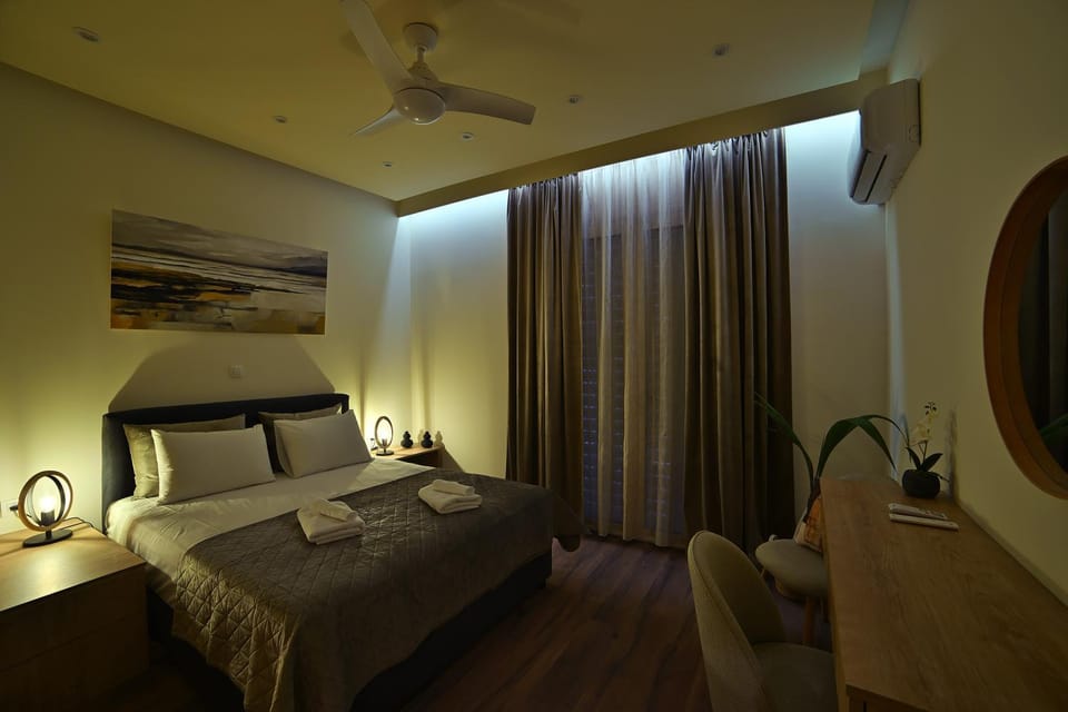 Bed, Night, Photo of the whole room, Bedroom, air conditioner