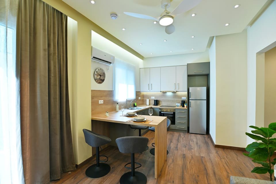 Photo of the whole room, Dining area, oven, stove, kitchen