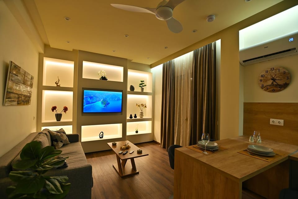 Night, TV and multimedia, Living room, Photo of the whole room, Seating area, air conditioner