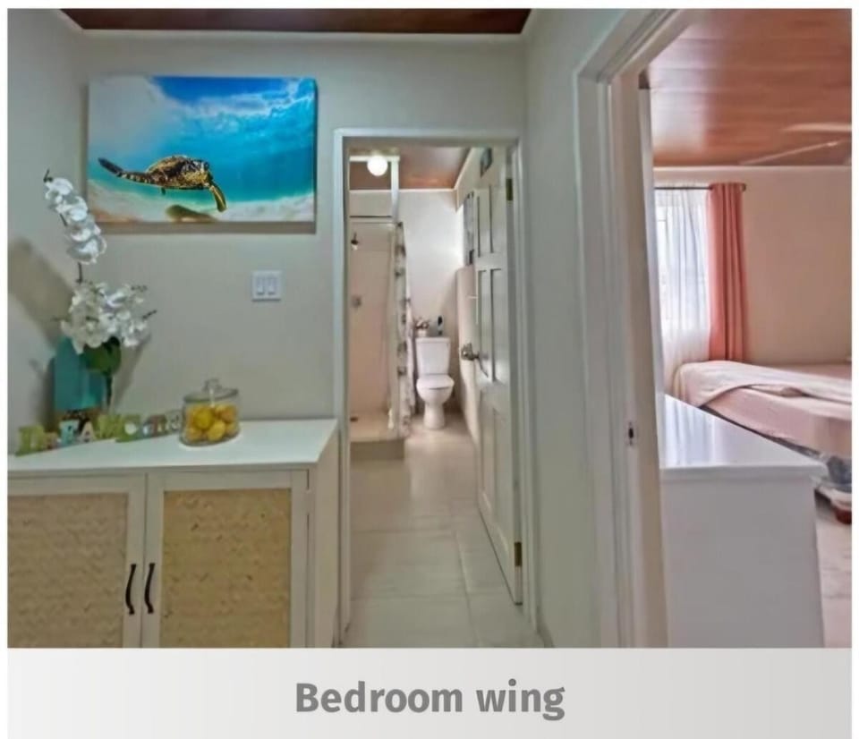 A Room w Private Bathroom in St James Bed and Breakfast in Saint James