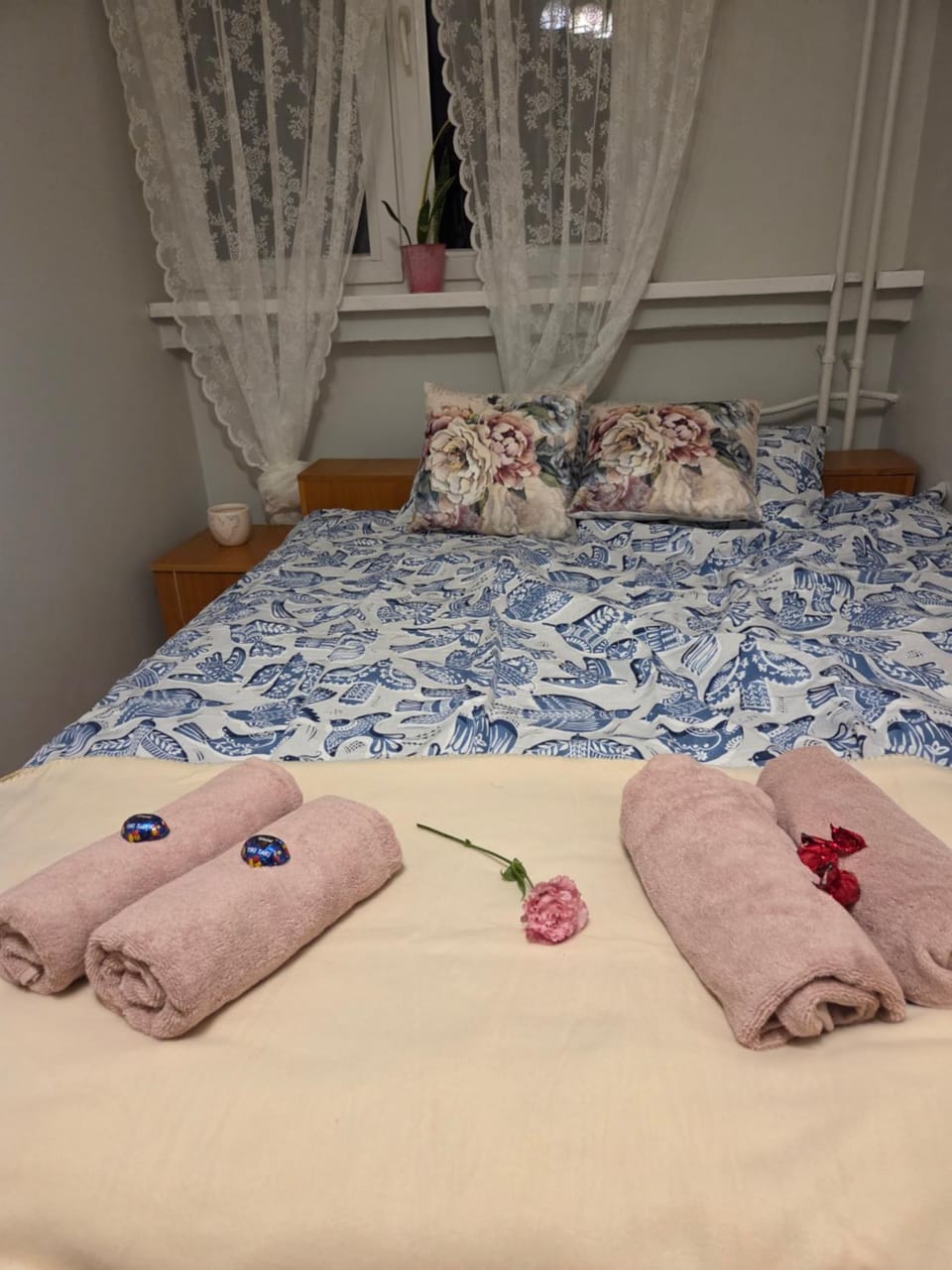 Bed, Bedroom, towels