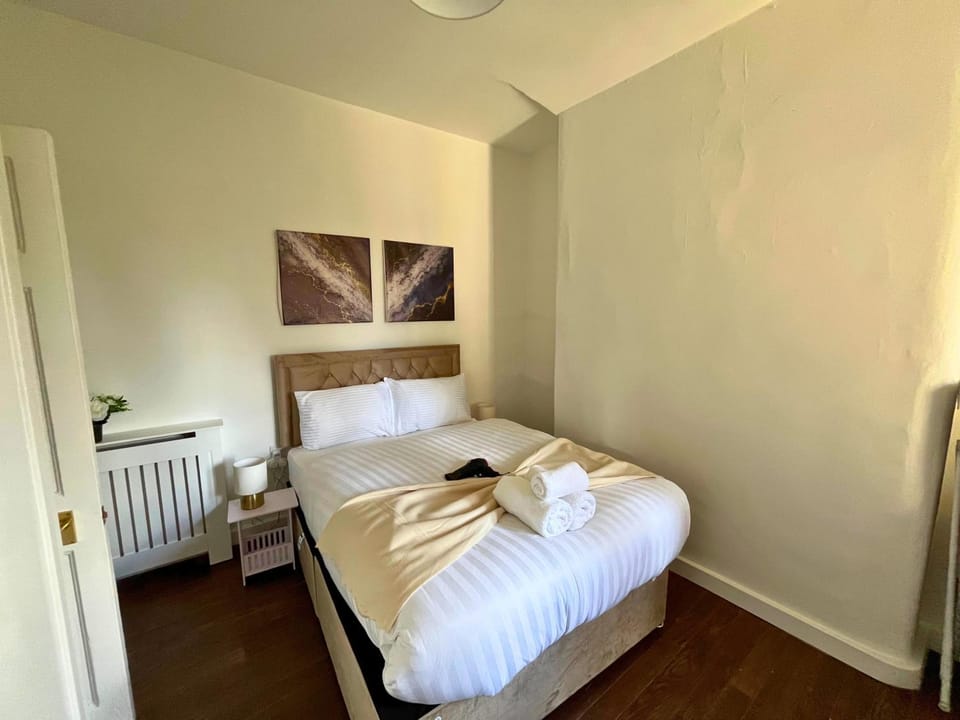 Bed, towels