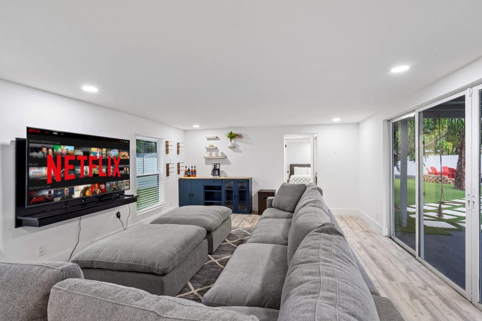 Luxury 6BR 2-Home Retreat with Pool BBQ & Games House in Lighthouse Point