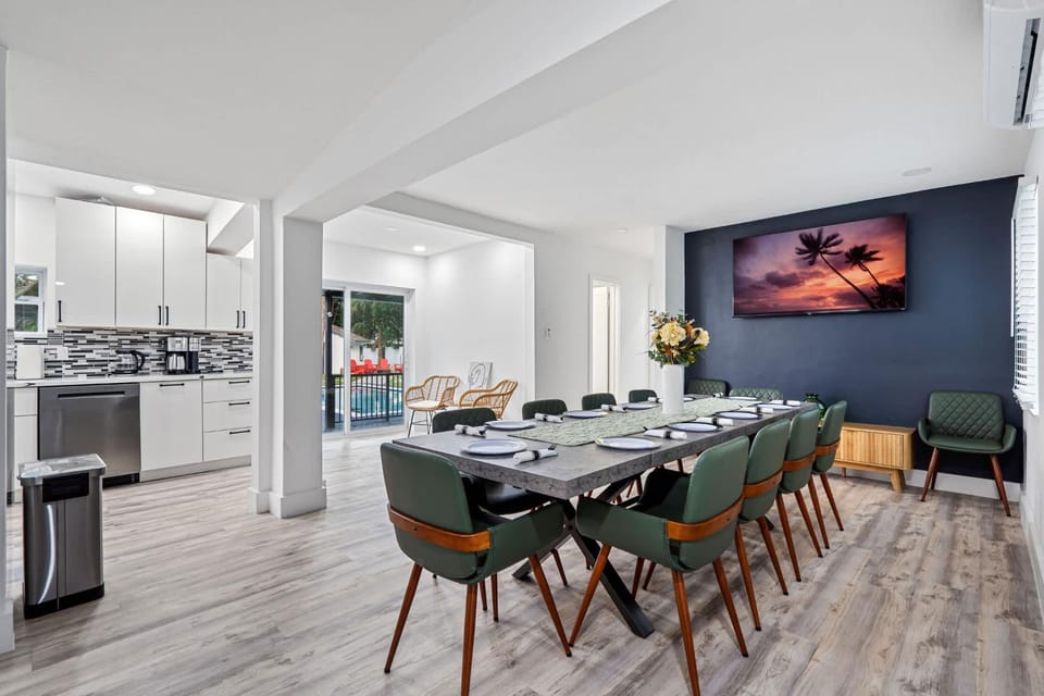 Luxury 6BR 2-Home Retreat with Pool BBQ & Games House in Lighthouse Point