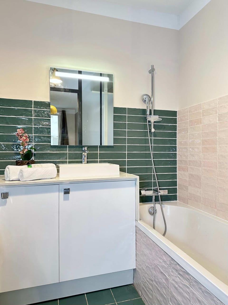 Elegant 2BR 6P steps from Champs Elysees Apartment in Paris