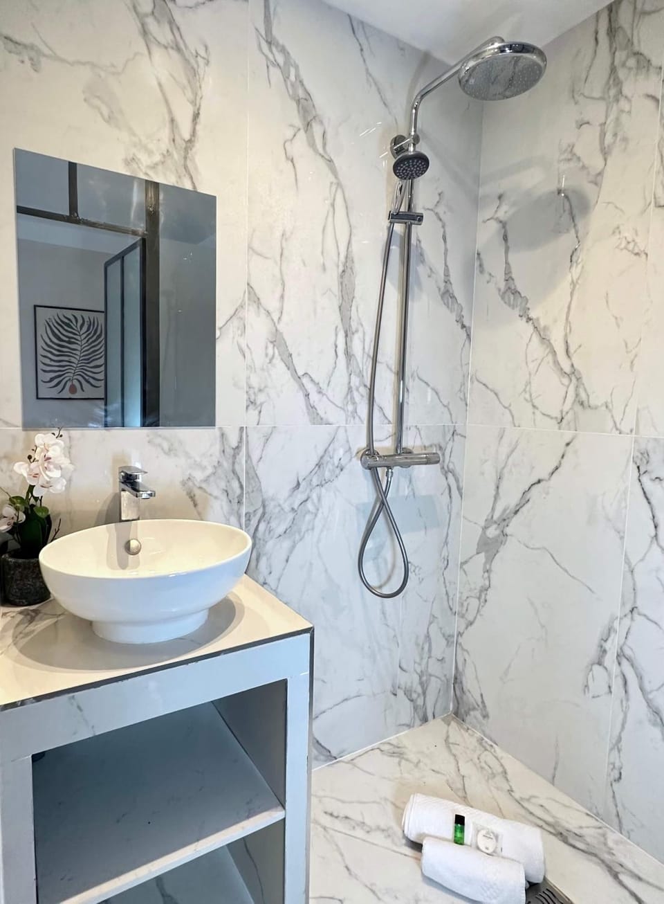 Elegant 2BR 6P steps from Champs Elysees Apartment in Paris