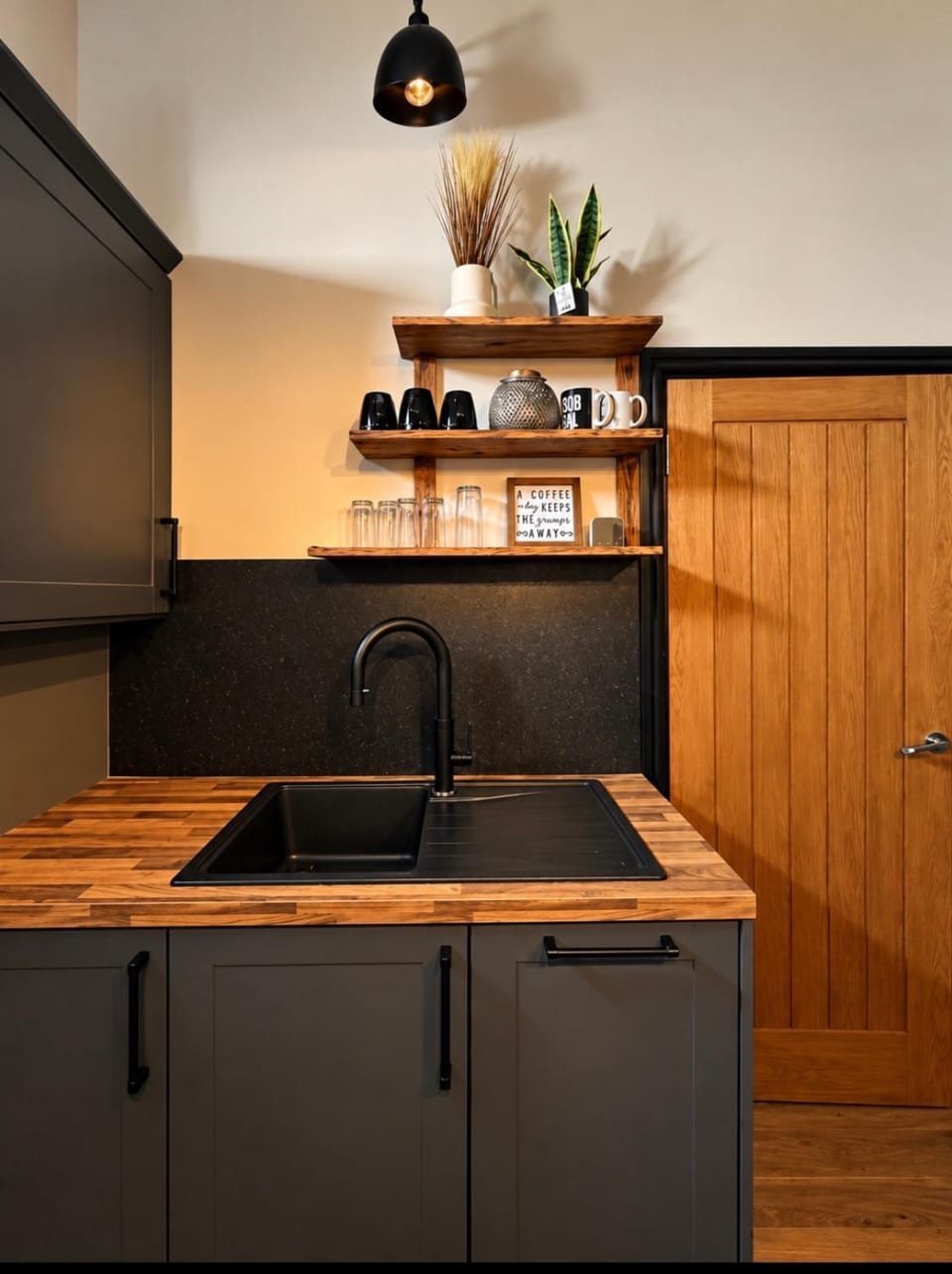Vicarage 374, Historic 3-Bed 3 bedrooms with Parking House in Bradford