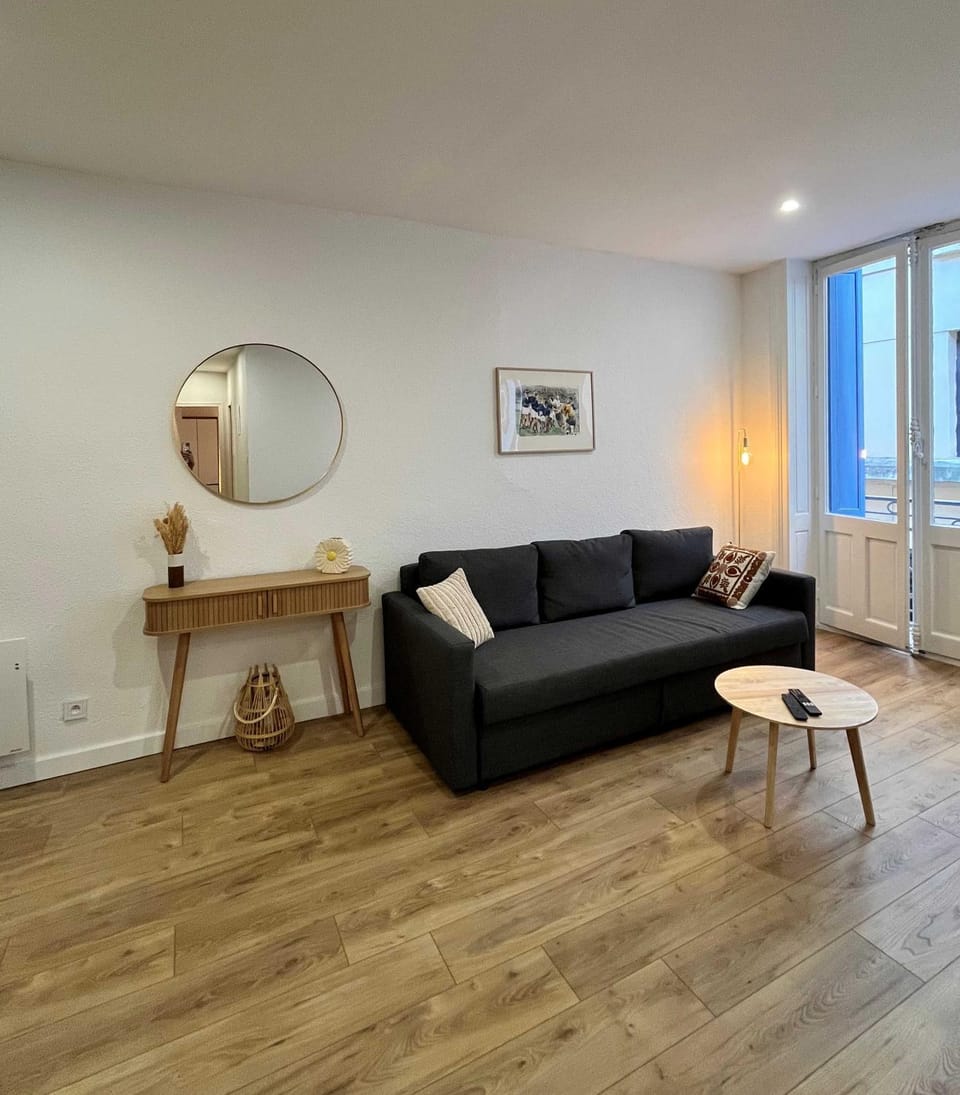 Living room, Seating area, internet