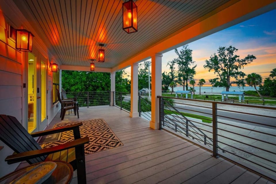 Waves - Heated Pool -Steps to Beach -Golf Cart - Putting Green House in Anna Maria Island