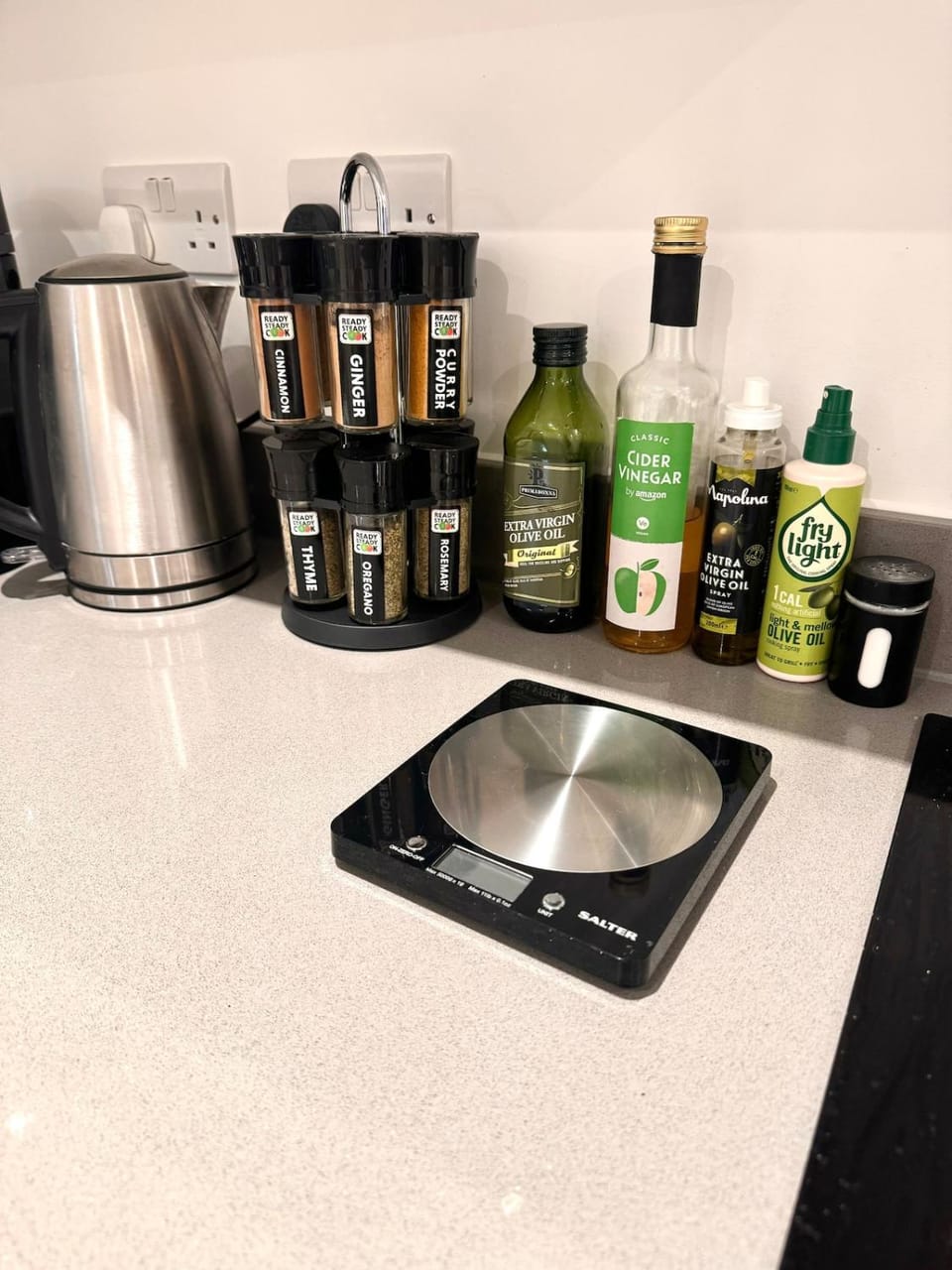 Coffee/tea facilities, Kitchen or kitchenette, stove