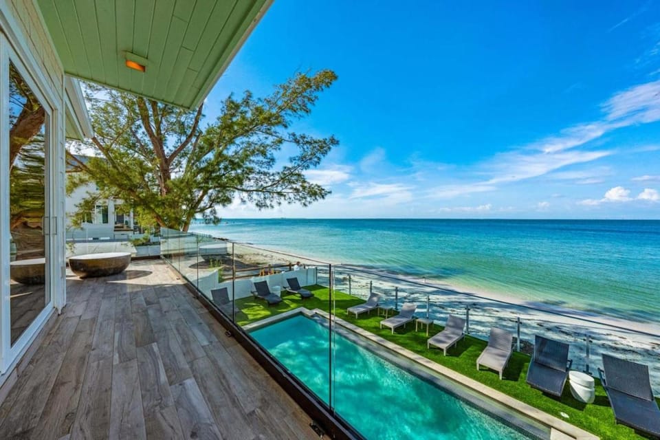 Cloud 9 -Beachfront Pool & Spa -Bean Point- Golf Cart House in Anna Maria Island