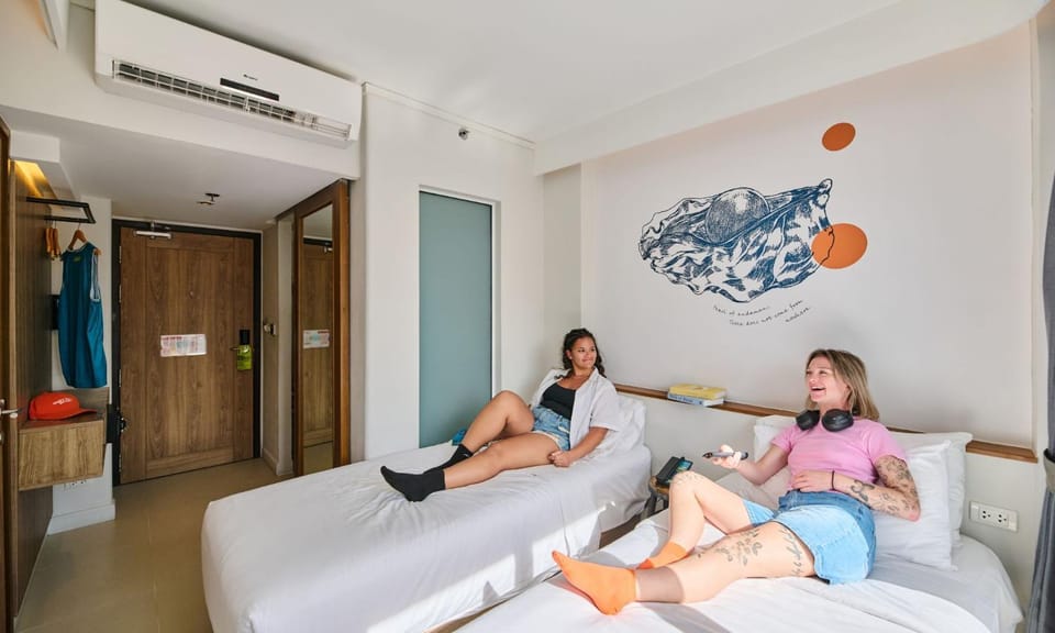 Photo of the whole room, Guests, wardrobe, air conditioner