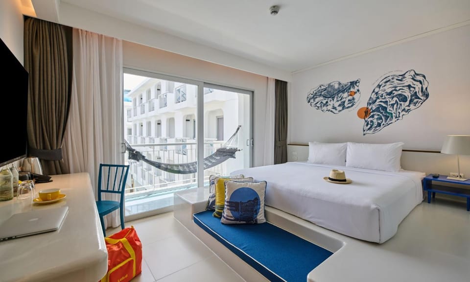 Bed, TV and multimedia, View (from property/room), Balcony/Terrace, Bedroom, Pool view