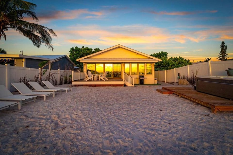 Serendipity Gulfront - Hot Tub - Heated Pool -Golf Cart House in Anna Maria Island